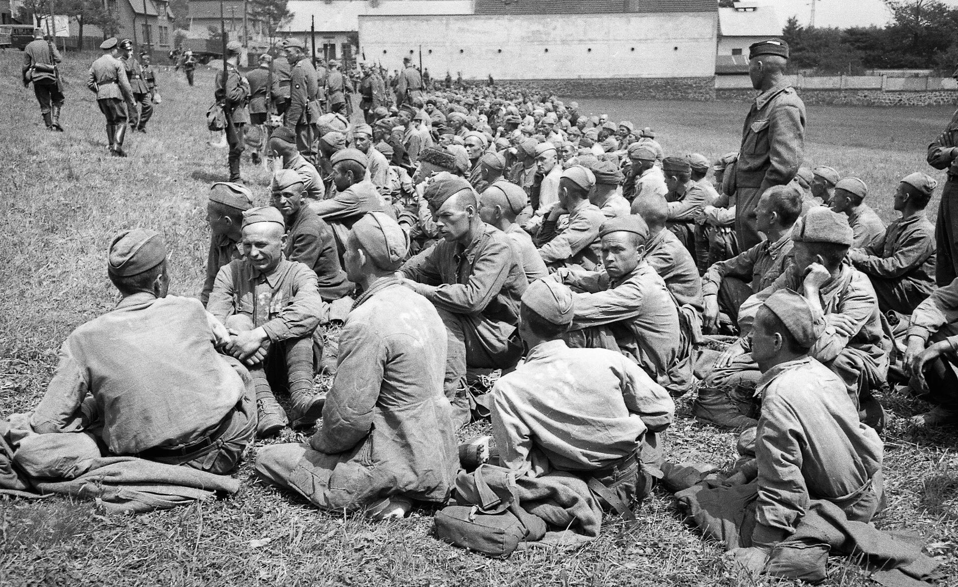 После освобождения из плена. Лагерь советских военнопленных 1941. Лагерь немецких военнопленных 1942. Лагеря военнопленных в 1941. Советские военнопленные Харьков 1942.