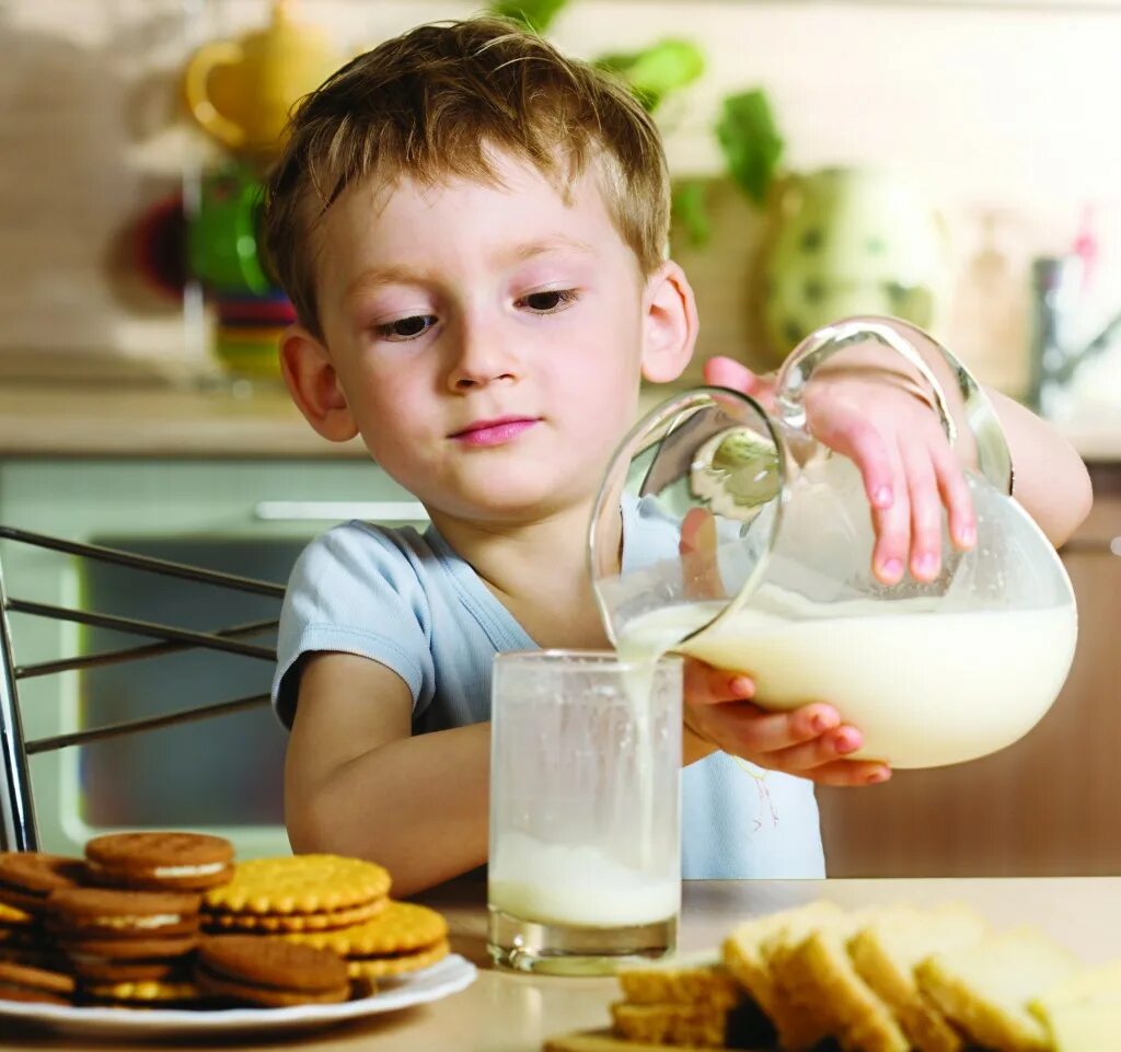 Молочные продукты ребенку 2 года. Молоко для детей. Дети едят молочные продукты. Пьет молоко. Молоко фото.