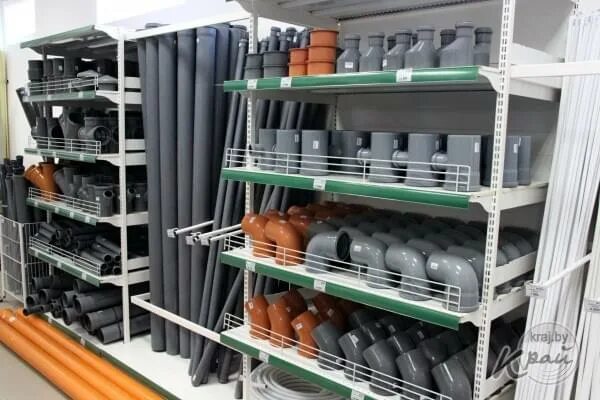 Канализация магазин. Стеллаж для канализационных труб. Стенд для канализационных труб. Сантехническое оборудование. Фитинги для наружной канализации 110.