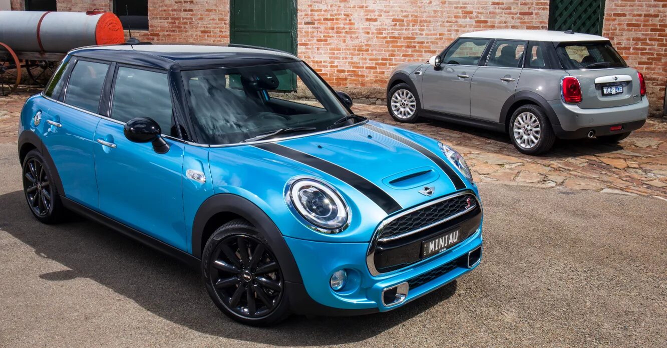 Синий minis. Mini cooper f55 blue electric. мини купер f55 синий. mini cooper 2025 синий. mini cooper s 2025 синий.