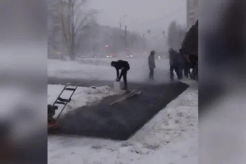 На асфальте снег ложится