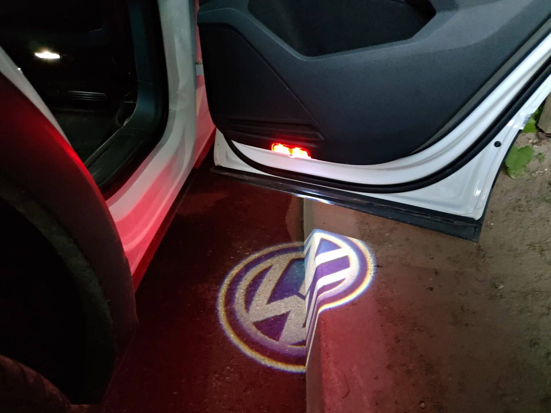 Подсветка дверей Тигуан 2. Подсветка двери Тигуан 2021. Подсветка Тигуан 2. Фонари в дверь VW Tiguan 2 с логотипом. Двери volkswagen tiguan