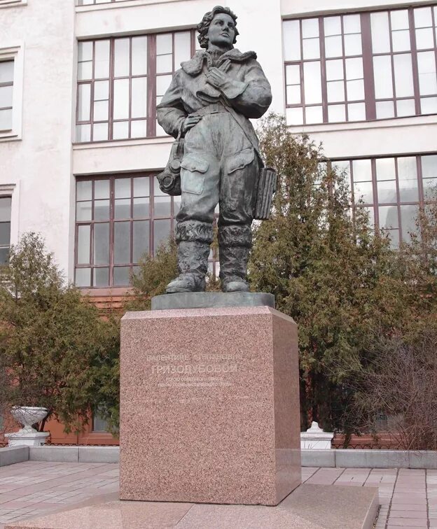 Памятник гризодубовой. Памятник гризодубовой. Гризодубова памятник на кутузовском. Памятник валентине гризодубовой на кутузовском. Гризодубова летчица памятник.