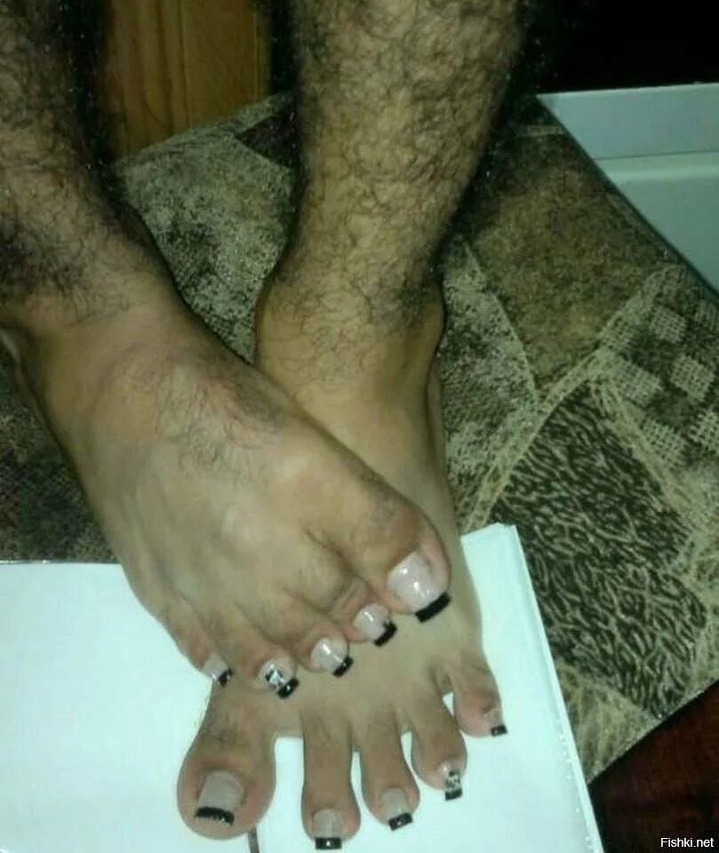 Hairy foot. Длинный педикюр. Длинные грязные ногти на ногах.