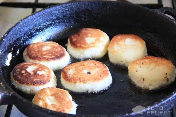 сырники расползлись. нежные и пышные сырники. сырники из творога на сковороде классический. сырники жареные. сырники получились жидкие.