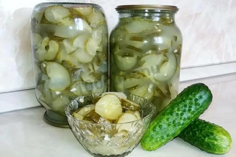 Стерилизация огурцов с луком на зиму. Огурцы маринованные резанные. салат из огурцов на зиму без стерилизации. огурцы с луком на зиму без стерилизации. салат из огурцов на з му.