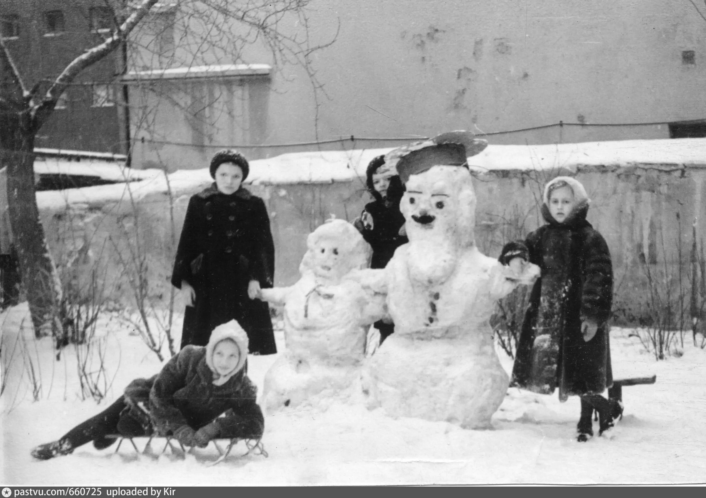 Снежок ссср. Снеговик СССР. Советские дети зимой в детском саду. Огромный Снеговик СССР. Дети лепят снеговика СССР.