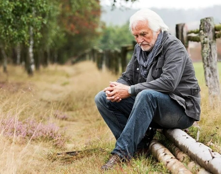 Пожилые люди. Сон пожилых. Пожилой и старческий возраст. Автор находится в преклонном возрасте несчастна жизнь. Пожилая пара на диванчике.