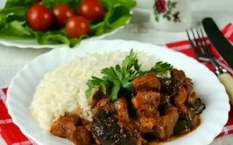 Говядина с черносливом тушеная в духовке
