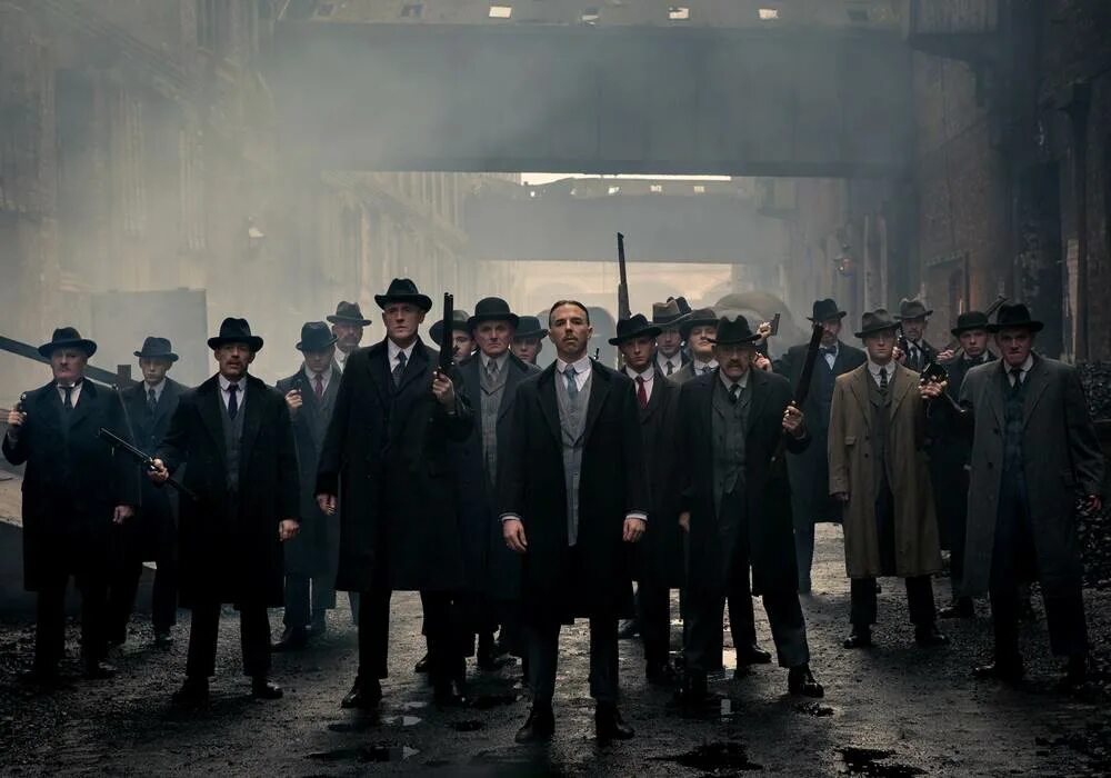 Итальянская сицилийская мафия. Рождение мафии нью-йорк. Гангстер со спины. Сериал безумцы мужской стиль. Гангстеры чикаго 30-х.