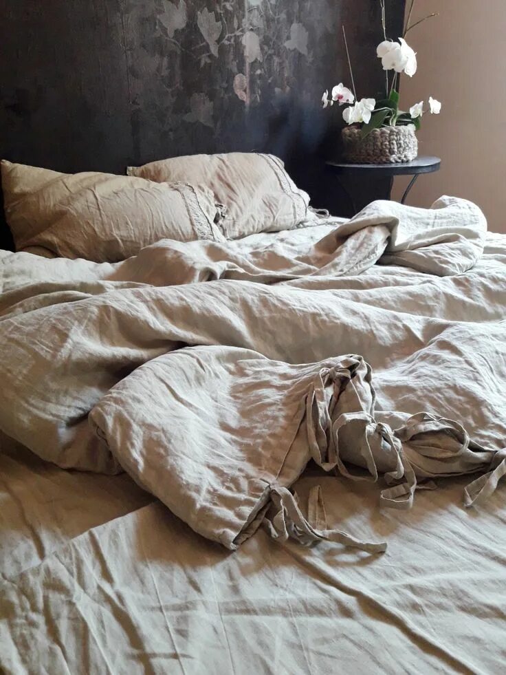 Помятая кровать. Не заправленая кровать. Незаправленная кровать. Разбросанные постели. Не заправленая кровать.
