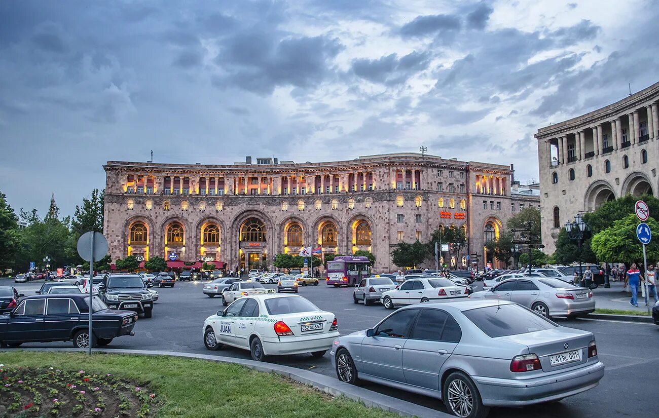 Дог ереван. Площадь Республики Ереван. Ереван площадь Республики 1 вид с окна. Транспорт Армении. Армения инфраструктура.