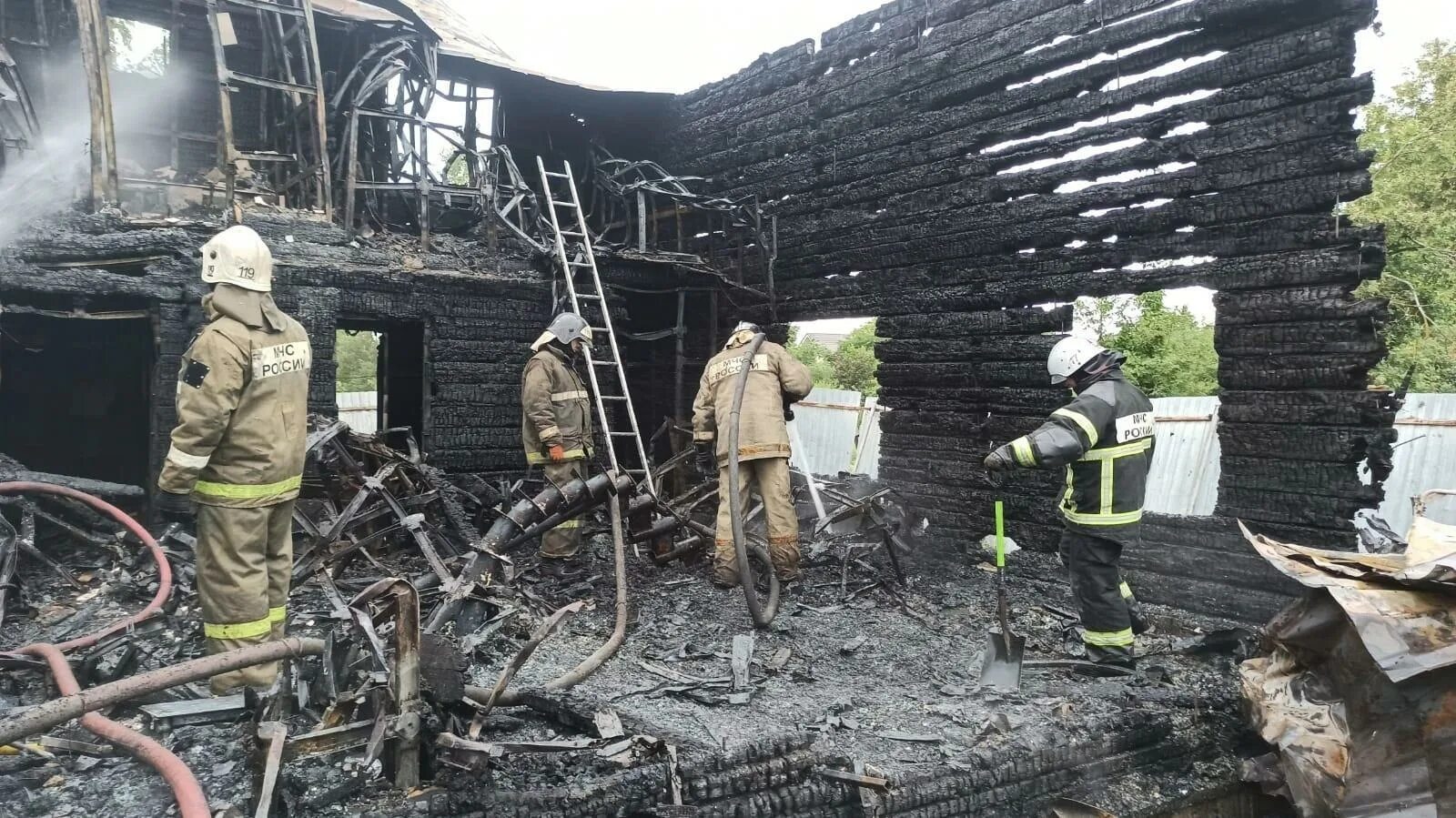 Дмитровск пожар. Пожар. Пожар дома. Пожар на Дмитровской. Пожар на старой деревне.