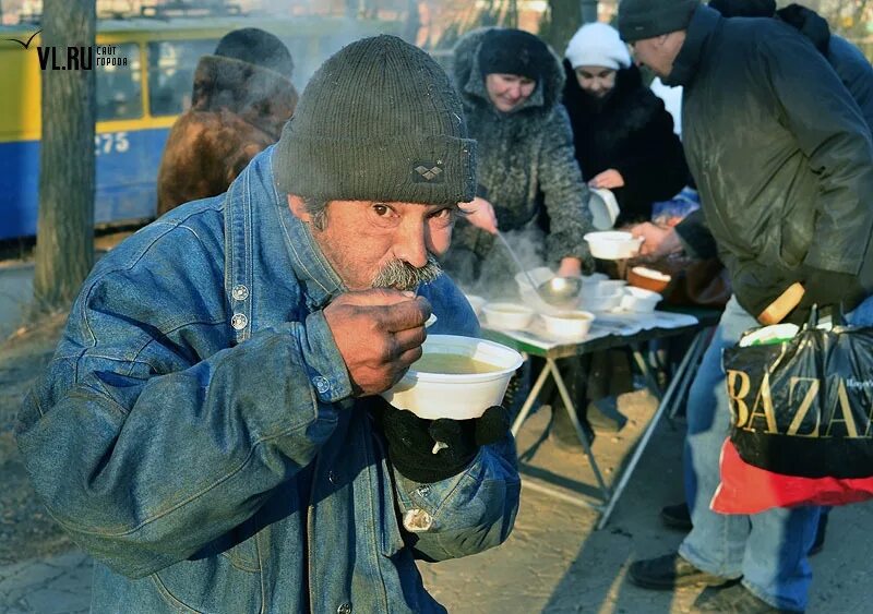 Еда для бездомных. Кормят бомжей. Раздача еды во Владивостоке.