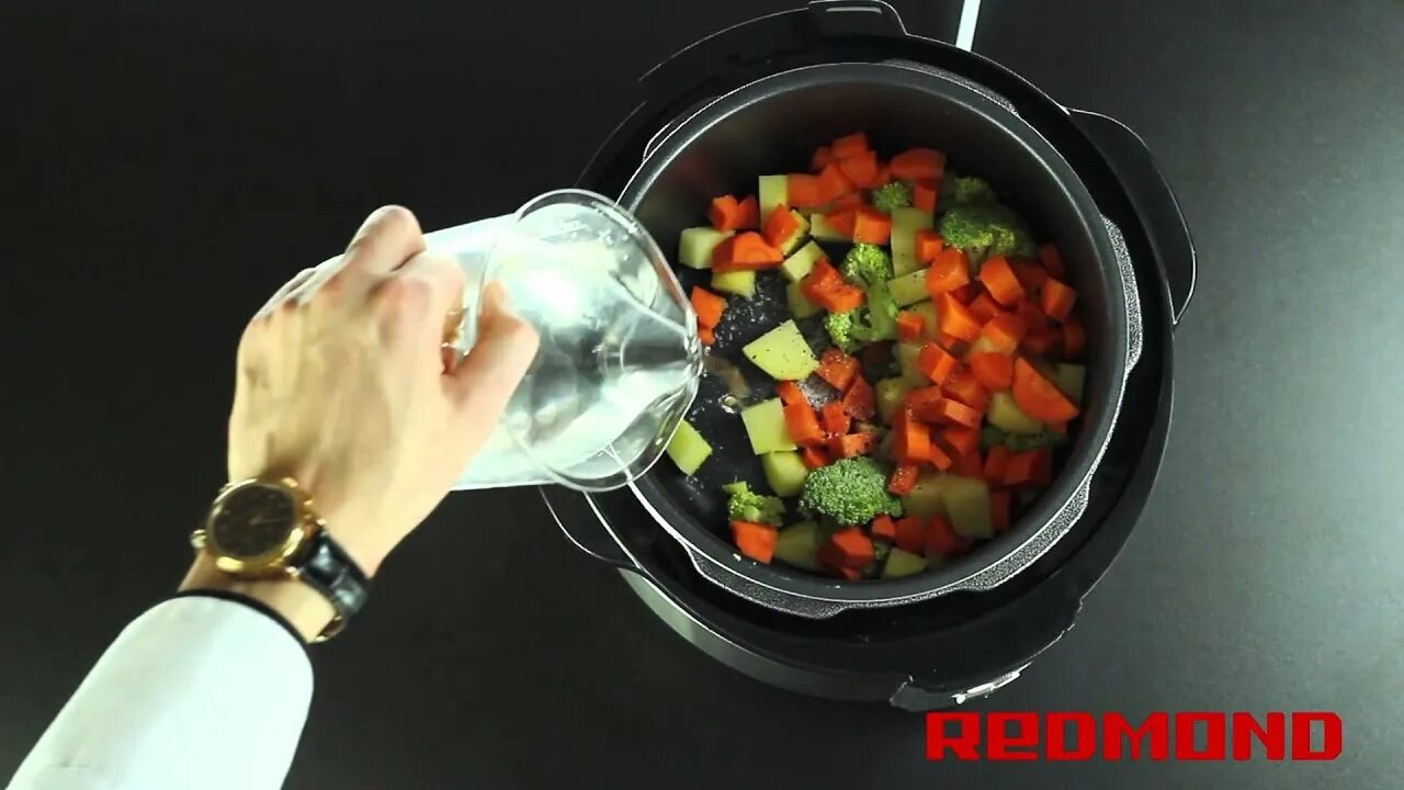 Рецепт овощи в мультиварке редмонд. Redmond RMC-m4504. Redmond RMC 4504. Мультиварка редмонд суп. Чаша мультиварка-скороварка Redmond RMC-m4504.