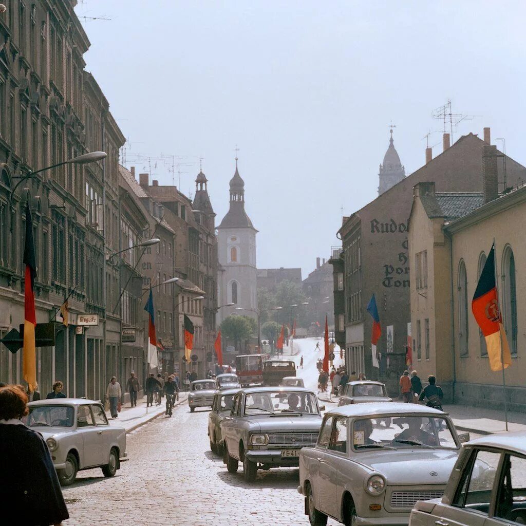 Гдр новинки. Фрг 1980 берлин. гдр 1980. восточная германия гдр города. улицы гдр.
