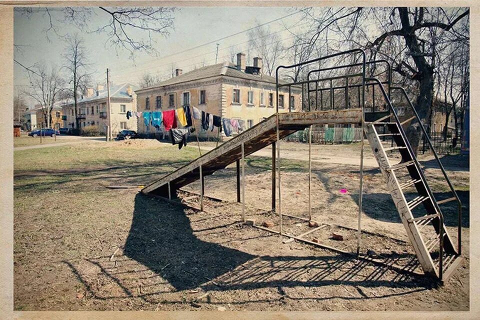 Старые детские площадки. Пустой двор. Серые улицы россии. Пятиэтажки пейзаж. Во дворах было пусто.