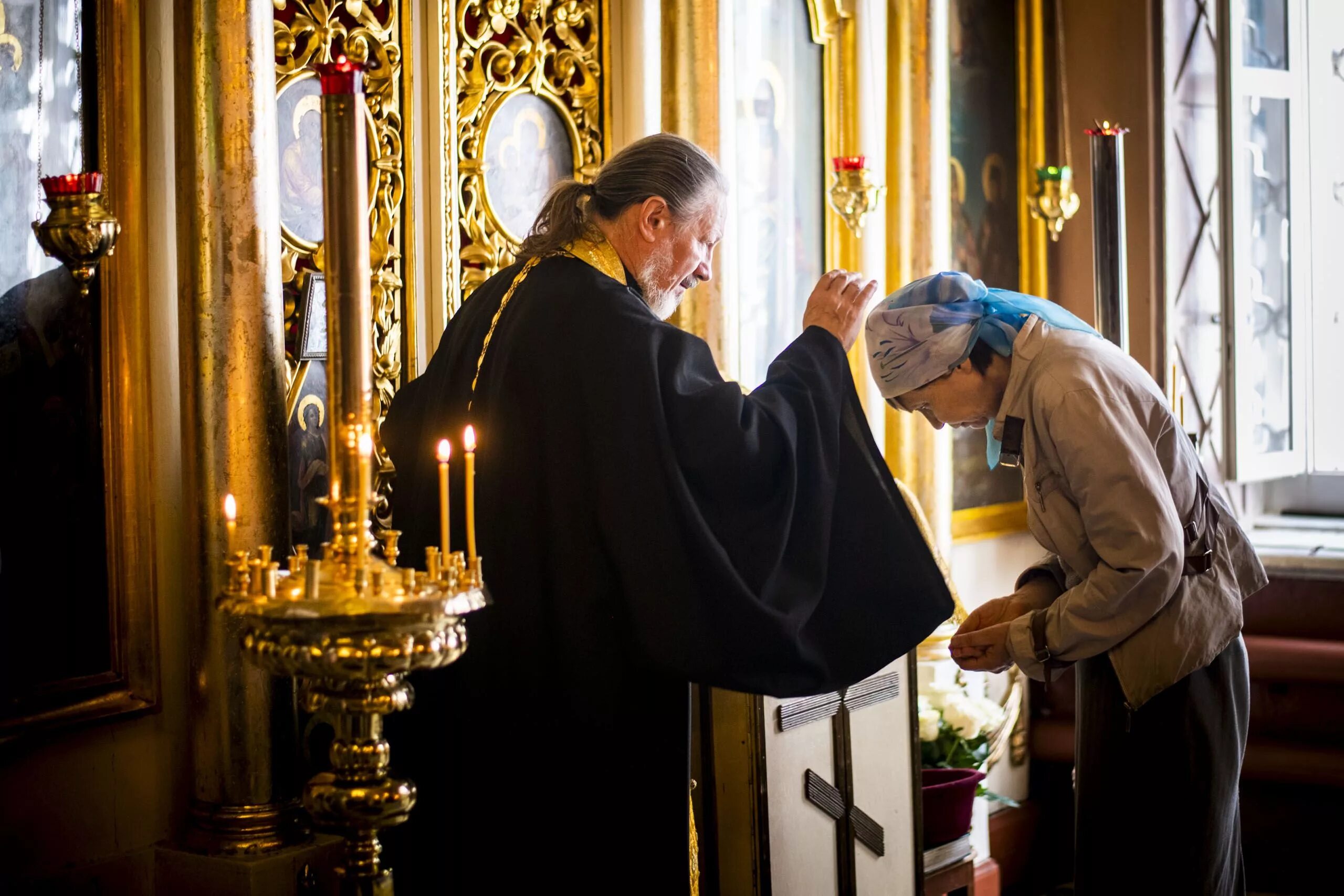 Исповедь перед господом. Православная Церковь. Батюшка благословляет. Человек молится в храме. Благословение священника.