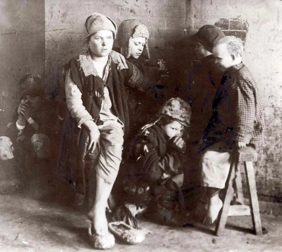 Беспризорники Россия 20е года. Голодающие дети Поволжья 1920-е. Голодающие дети 1921 год.