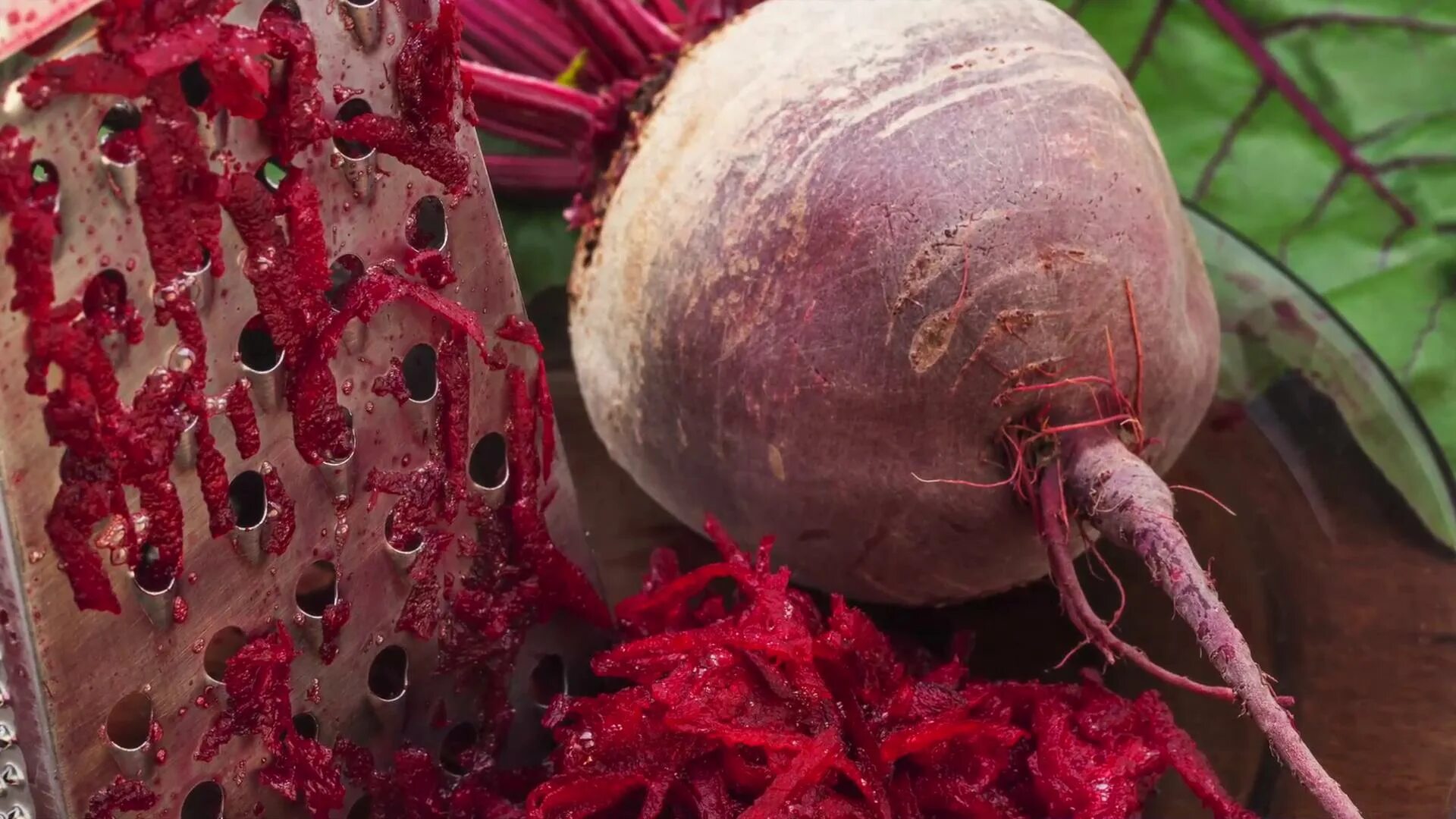 девушка со свеклой. можно ли есть свеклу на ночь. что полезного в свекле. вареная свекла. свекла сорт бордо.