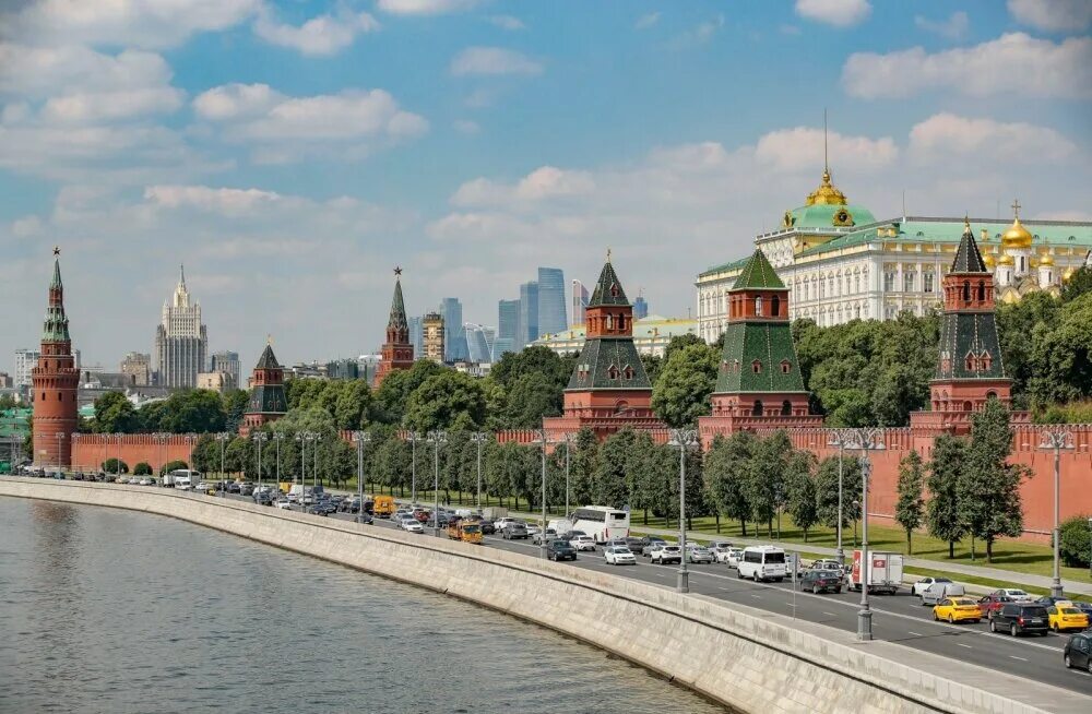 Российская сторона. Белый дом в Кремле Москва. Стороны России. Белый дом со стороны красной площади. Московский Кремль находится рядом с белым домом.