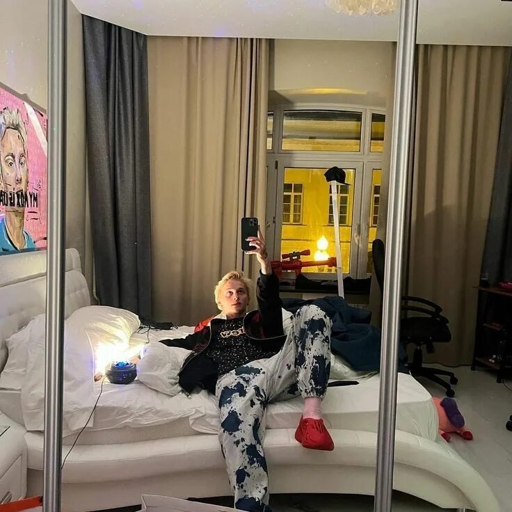 Блоггер милохин. Квартира милохина удивила россиян. Спящий даня милохин. Дом дани милохина собчак. Фото дани милохина мем.