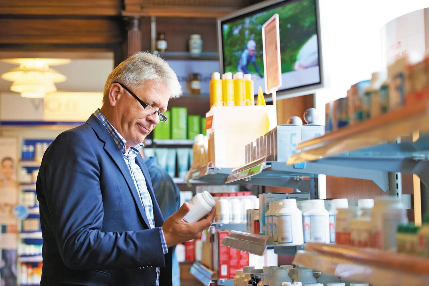 Питание мужчины после 50 лет. ЗОЖ БАДЫ. Sir haqida. Old man looking at Medicine Bottle.