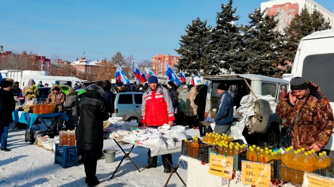 Где будет ярмарка в субботу. Ярмарка на театральной площади в Саратове. Ярмарка на театральной площади в Саратове 2021. Ярмарка выходного дня Саратов Театральная площадь 2022. Саратов ярмарка на театральной площади декабрь 2022.