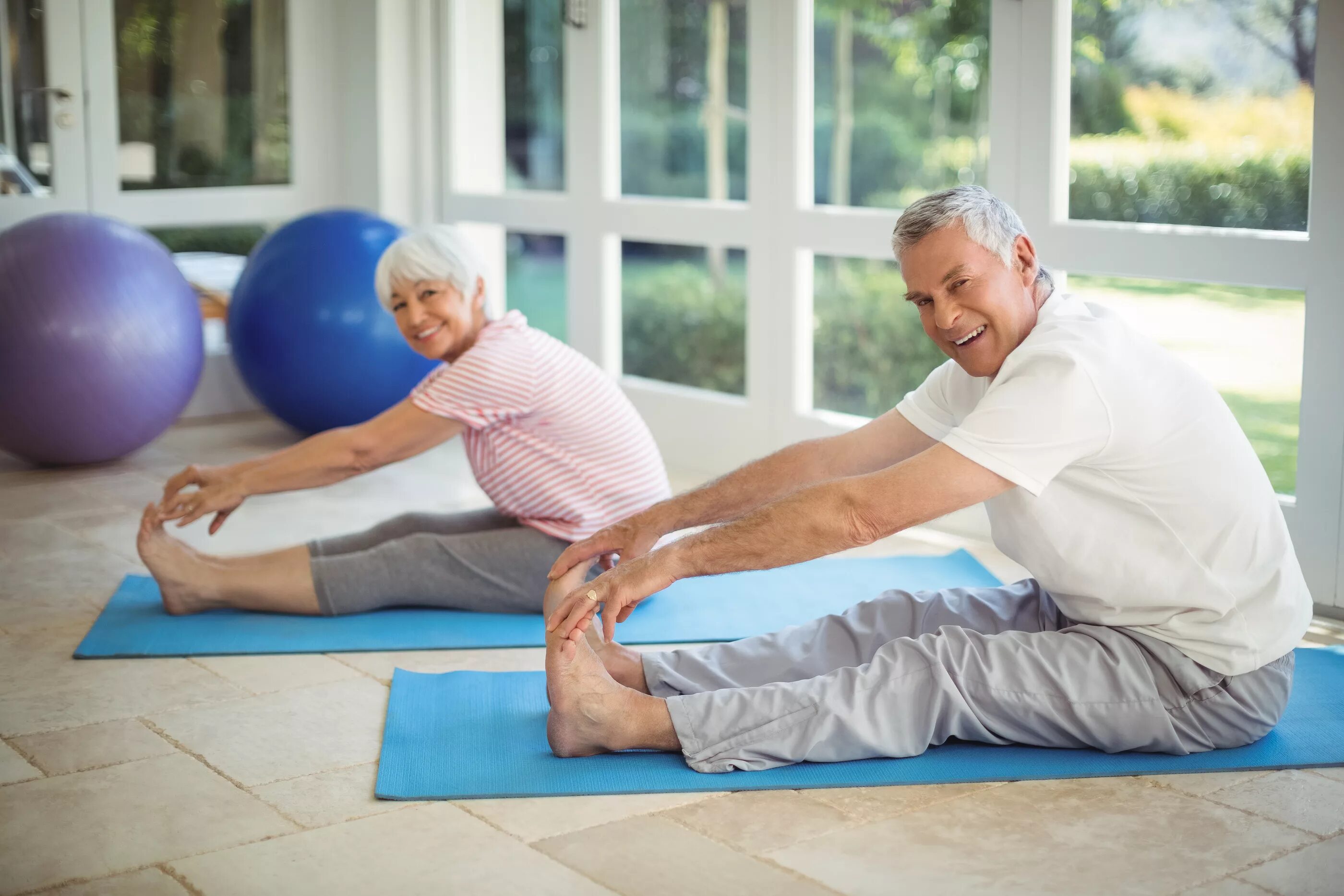 Better stretching. Лечебная физкультура для пожилых людей. Пилатес для пожилых. ЛФК для пожилых. Лечебная физкультура пенсионеров.