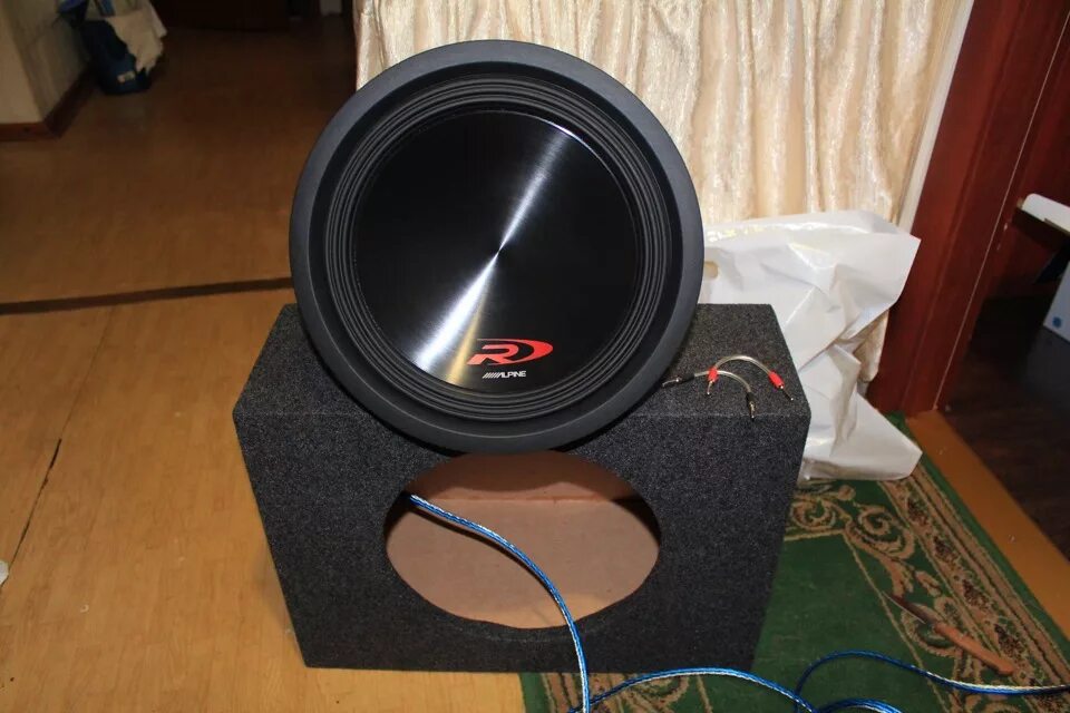 Саб алпайн р12. Alpine r-w12d2. Сабвуфер алпайн r12. Alpine s12 сабвуфер. Сабвуфер алпайн 12d4.