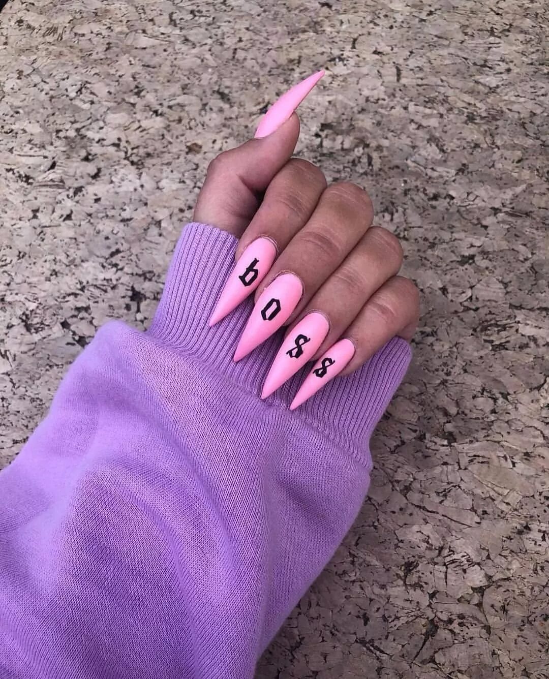 Маникюр длинные. Нарощенные ногти форма миндаль. Маеирбр на длинные ногти. Легкие длинные ногти. Женственный маникюр на длинные ногти.