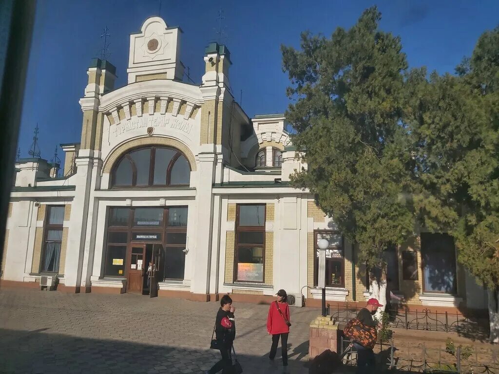 Поезд шарк узбекистан. Станция новоказалинск казахстан. Пассажирский поезд узбекистан. Жд дорога в туркестан. Поезд алматы актау.