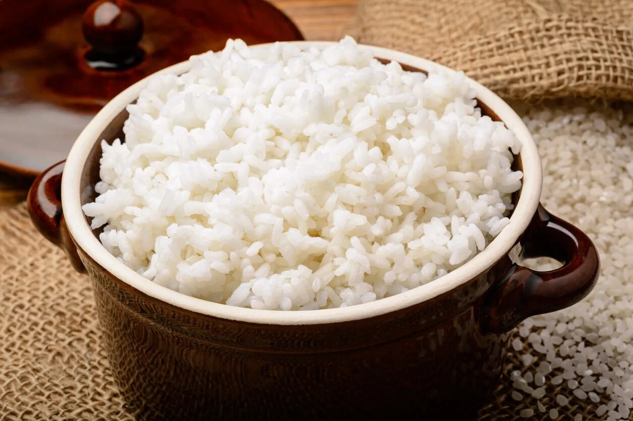 Кипящий рис. Сухой рис. Варите белоснежный рис. Срок хранения вареного риса. Вареный рис обои.