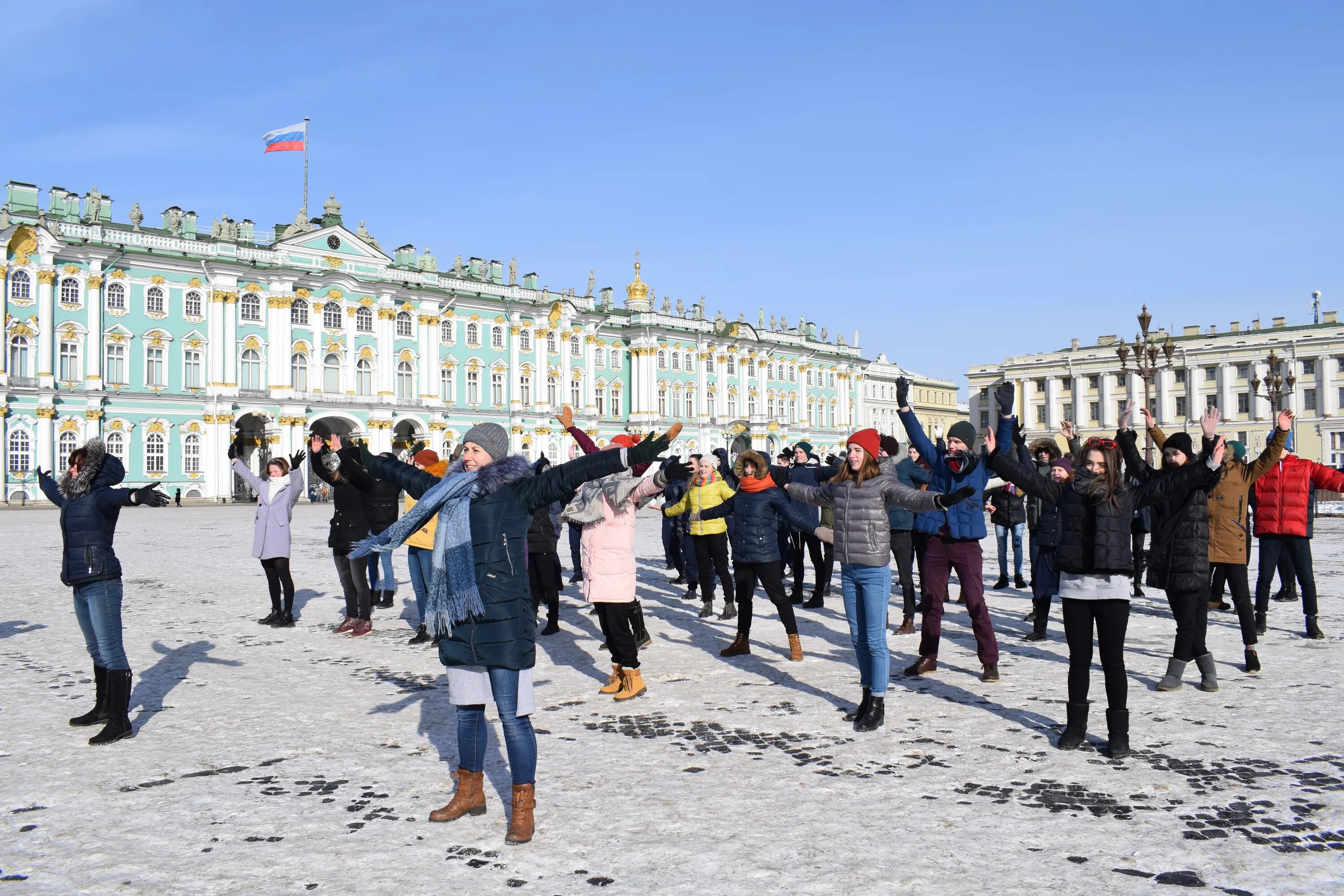 Принимай гостей москва. Туристы на Дворцовой. Дворцовая площадь девушка. Горка на Дворцовой площади. Девушка на Дворцовой площади зима.