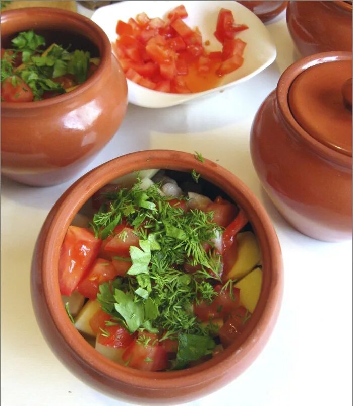 Суп в горшочках в духовке. Чанахи чугунок. Горшочки ингредиенты. Глиняный горшочек с борщом. Жаркое в горшочках.