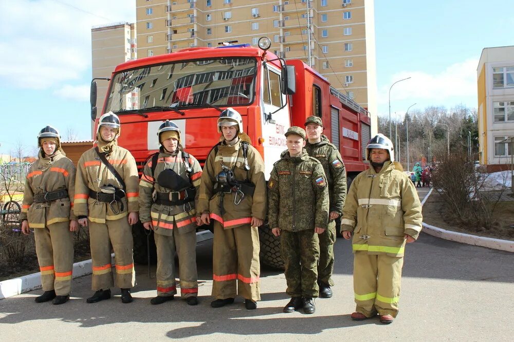 Как называется команда пожарных. Пожарный. пожарная команда. современные пожарные. современная пожарная команда.