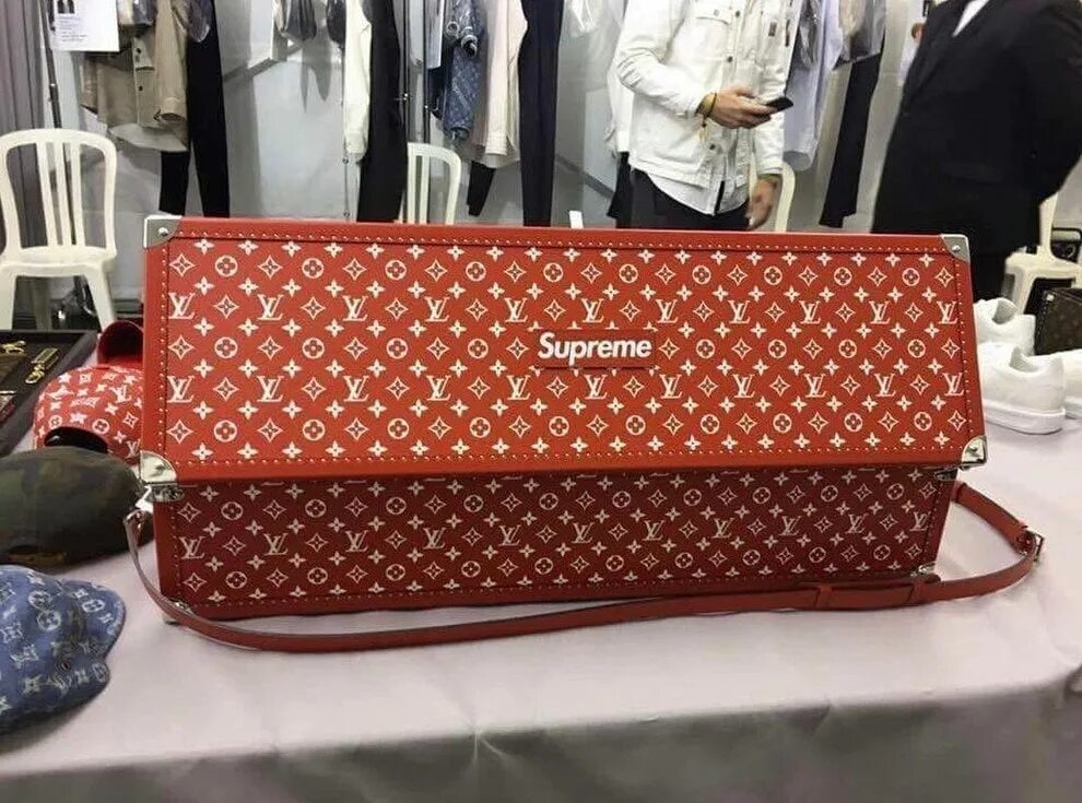 Коллекция луи виттон суприм. Louis vuitton x. Коллаборация supreme и louis vuitton. Supreme x louis vuitton коллекция. Louis vuitton nba сумка.