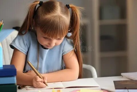 Девочка делает задачу