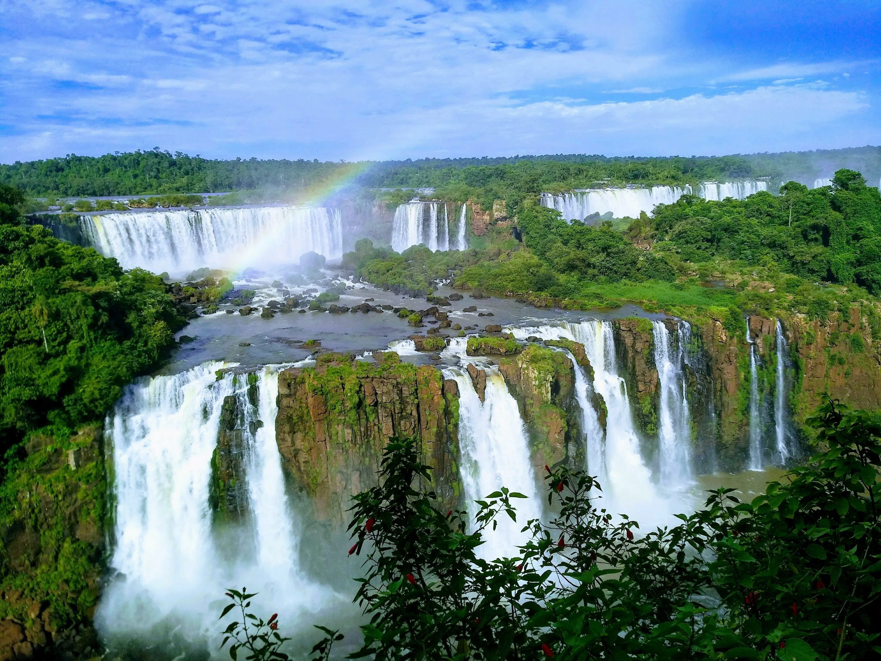 Large waterfall. Водопады виктория ливингстона. Водопады игуасу аргентина бразилия. Водопад виктория. Балайфоссен.
