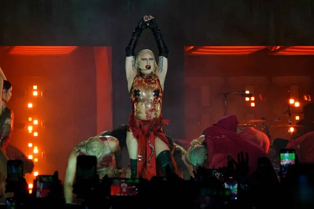 Lady gaga chromatica ball hbo. Леди гага хроматика тур. Леди гага сейчас декабрь 2022. Телохранитель леди гаги 2022. Lady gaga chromatica ball 2022.