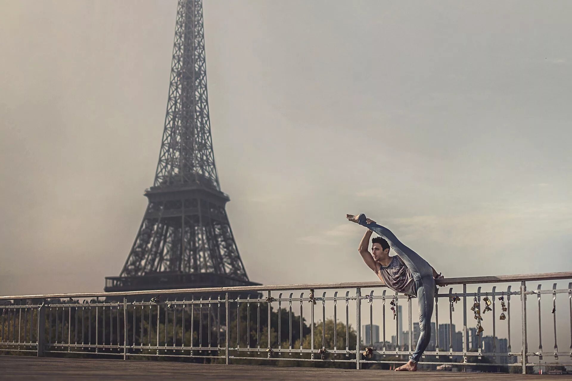На фоне эльфелевой башни. Париж 2000 Эйфелева башня. Я на фоне эльфовой башни в.Париже. Прыжок с Эйфелевой башни.