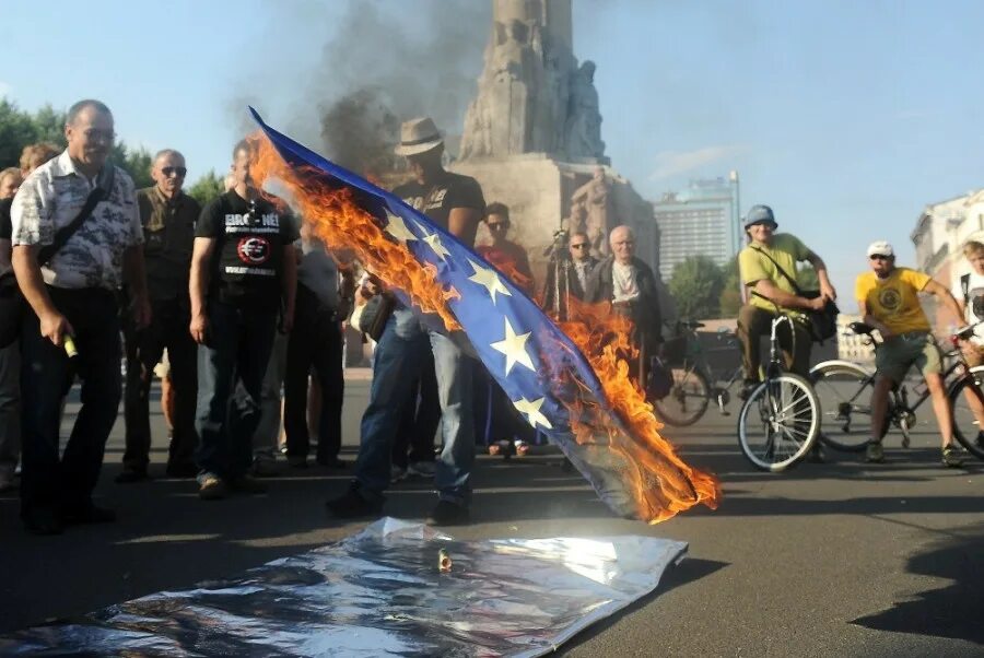 Горящий евросоюз. Сожгли флаг евросоюза. Флаг евросоюза горит. Сожжение флага евросоюза. Флаг ес.