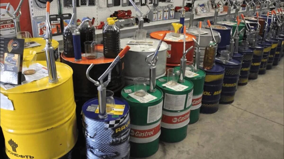 Куда продать масло. Масло на розлив. Масло синтек платинум 5w40. Куда продать масло. Магазин автомасел в бочках.