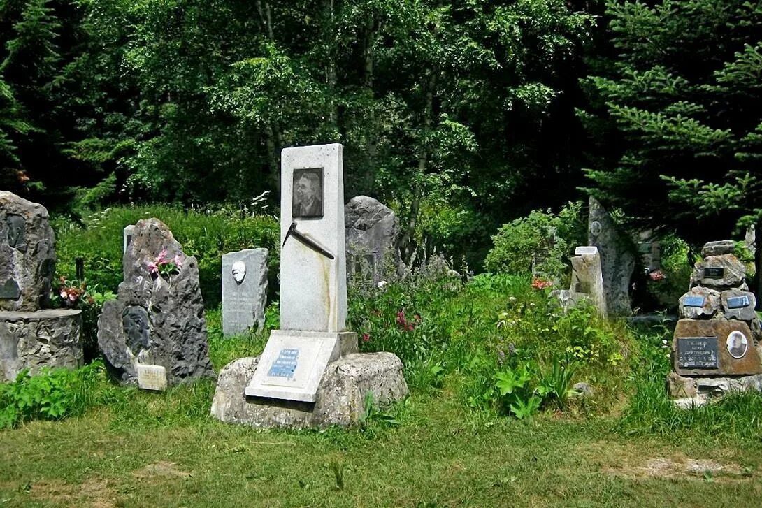 мемориал кладбище альпинистов. алибек домбай кладбище альпинистов. альпинистское кладбище домбай. ущелье алибек домбай кладбище альпинистов. кладбище альпинистов в домбае.