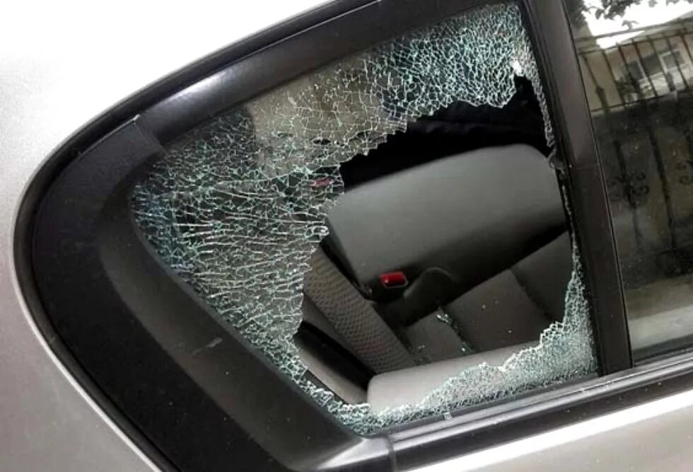 Разбили окно машины. Окно машины. Разбили стекло в машине. Разбитое окно машины. Разбить стекло.