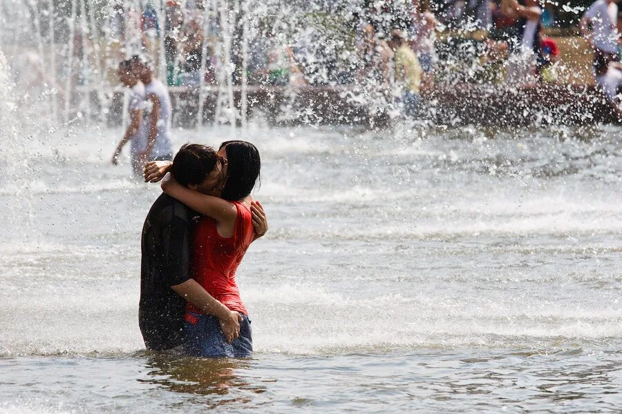 Жаркое лето. Очень жаркое лето. Прикол жара девушки. Спасаемся от жары. Water fights