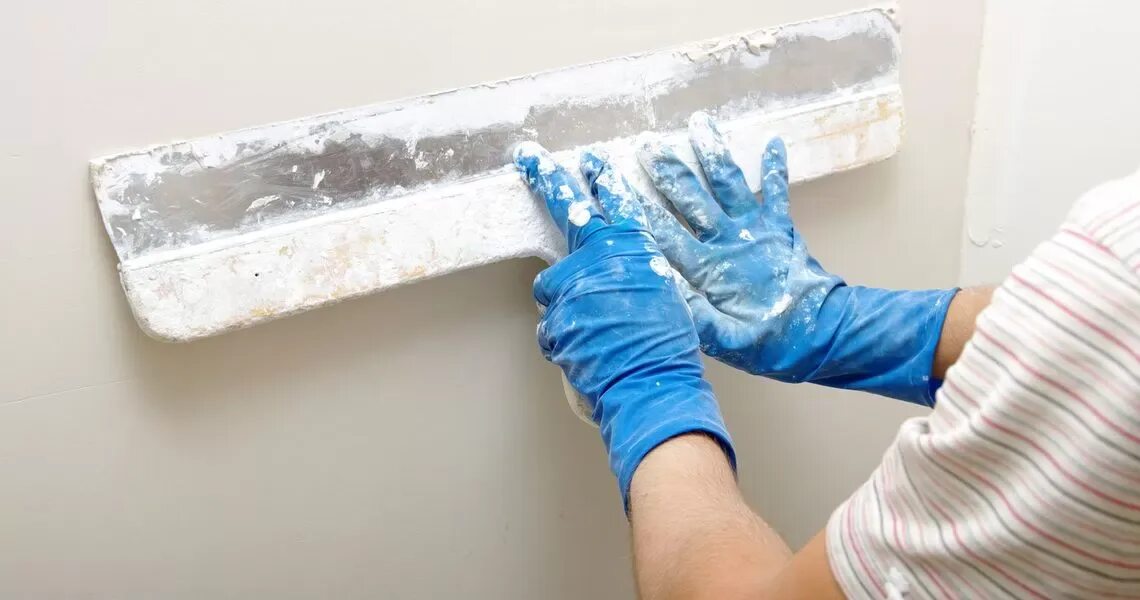 Шпаклевка стен в ванной. Шпатлёвка стен под обои. Шпаклевка для плитки в ванной. Шпаклевка для ванной комнаты. Шпаклёвка стен в ванной комнате.