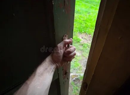 Дверью можно прищемить