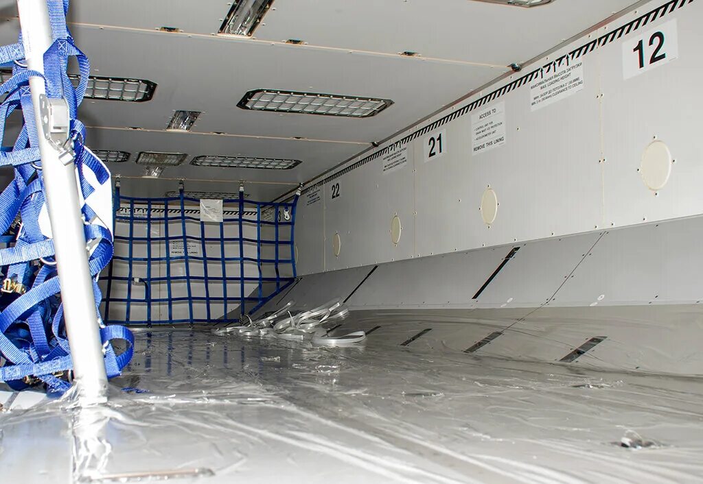 Как открыть грузовой отсек. Аэробус 320 багажный отсек. боинг 737 багажный отсек. аэробус а320 багажное отделение. boeing 737 багажное отделение.