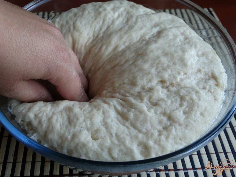Быстрое и вкусное тесто на пирожки. Тесто в деже. Дрожжевое тесто на кефире для пирожков. Тесто для пирожков. Тесто пирожковое дрожжевое.